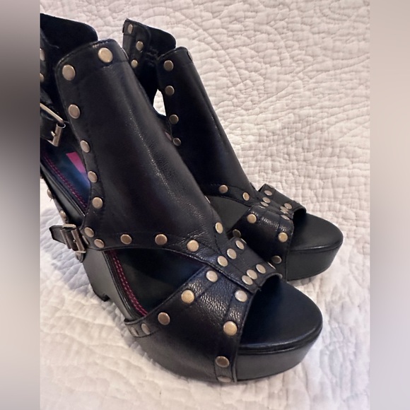 548 Cutout Leather Wedge Leather Shoes with Gold Studs PL-Lucky Size 37 1/2, 7.5 - Picture 5 of 17